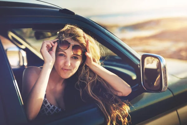 Idea Perfect Getaway Cropped Portrait Attractive Young Woman Roadtrip — Stockfoto