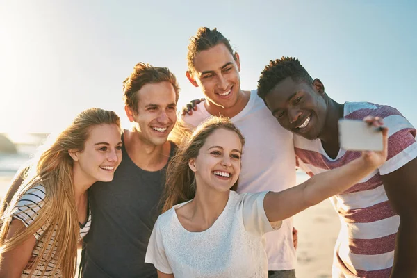 Season Selfies Happy Group Friends Taking Selfies Together Beach — Fotografie, imagine de stoc