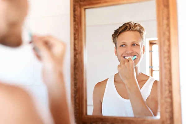 Starting Day Minty Fresh Note Young Man Brushing His Teeth — Fotografie, imagine de stoc