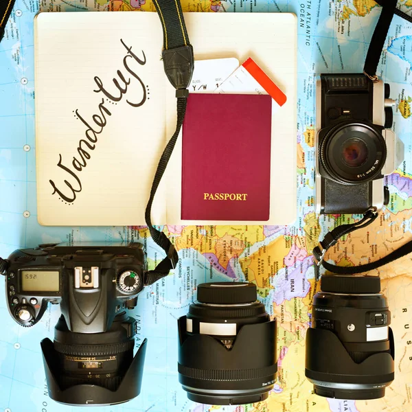 Блукаючи Всьому Світу Висококутний Знімок Карти Паспортом Різними Камерами Лінзами — стокове фото