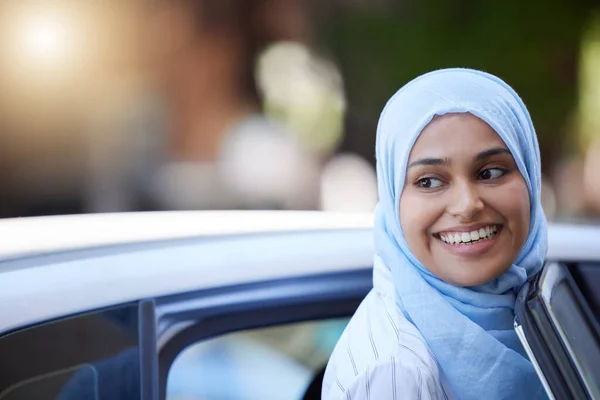 Muslim Business Woman Using Car Travel Transport Urban City Thinking — ストック写真