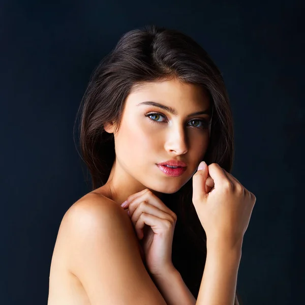 Her Beauty Unmatched Cropped Portrait Gorgeous Young Woman Posing Dark — Stockfoto