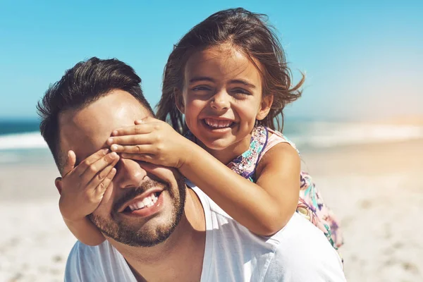 Playtime Daddy Young Father His Daughter Enjoying Day Beach — ストック写真