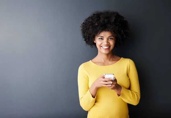 Always Available Text Studio Portrait Attractive Young Woman Sending Text — Foto de Stock