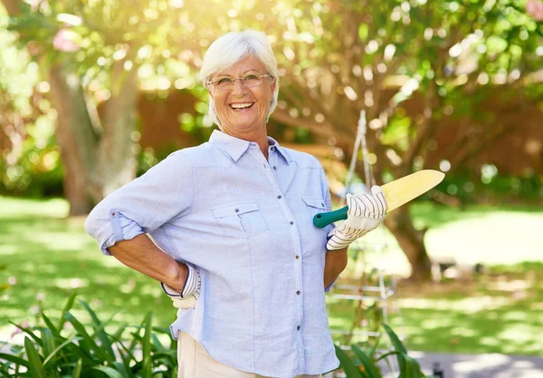 Garden Domain Portrait Happy Senior Woman Enjoying Bit Gardening — Stockfoto