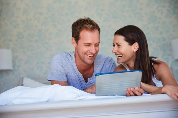 Plenty Ways Stay Entertained Online Mature Couple Using Digital Tablet — Foto de Stock