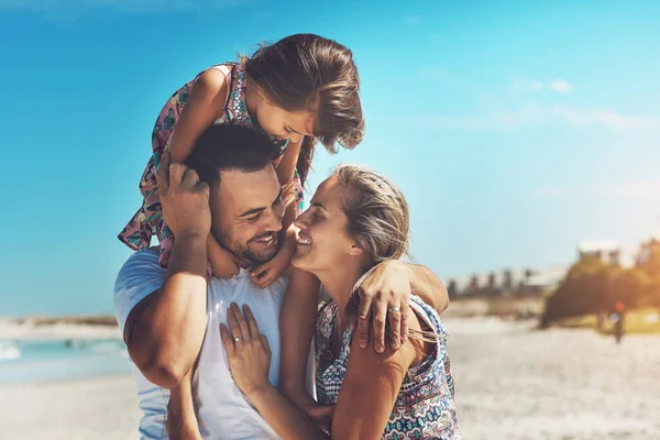 Theres Much Love Family Happy Young Family Enjoying Day Beach — Stockfoto