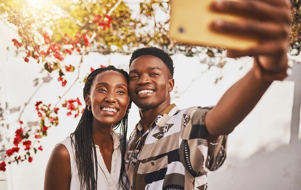 Man Woman Love Taking Selfie Portrait Together Couple Smiling Summer — ストック写真