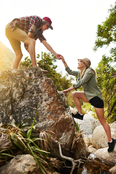 Nothing Quite Motivating Love Young Man Helping His Girlfriend Climb — Fotografia de Stock