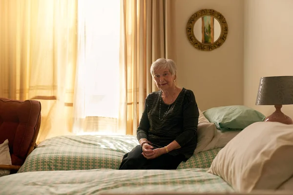 You Sit While Portrait Contented Senior Woman Posing Her Bedroom — Stockfoto