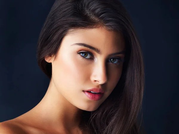 She Simply Stunning Cropped Portrait Gorgeous Young Woman Posing Dark — Stockfoto