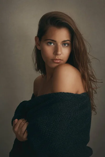 All Eyes Her Portrait Beautiful Young Woman Posing Brown Background — Fotografia de Stock