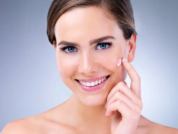 Clear Skin Possible Young Woman Applying Moisturizer Her Face — Stockfoto