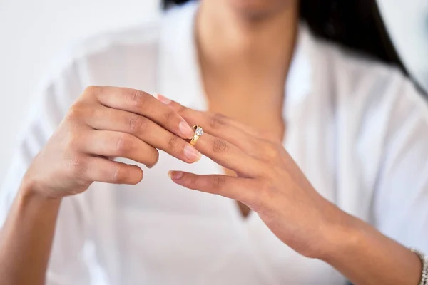 Woman Hand Taking Ring Jewelry Divorce Break Engagement Fail Marriage — Stockfoto