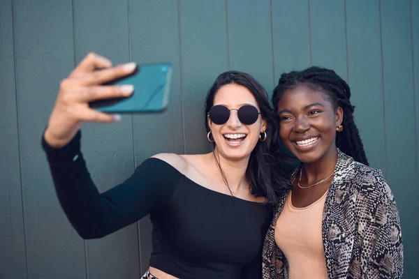 Happy Girl Friends Taking Selfie Phone While Traveling City Summer — Stock fotografie