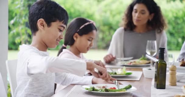 Семья Обед Дети Столом Салатом Отказываются Свою Здоровую Пищу Обеденную — стоковое видео