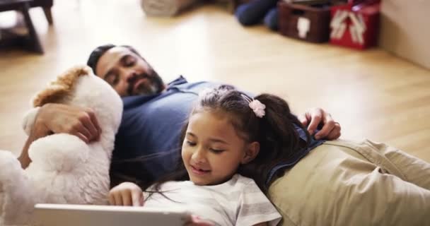 Father Daughter Floor Streaming Learning Watching Little Girl Play Digital — Vídeo de stock