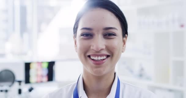 Портрет Счастливого Доктора Ученого Улыбается Лаборатории Медицинских Исследований Время Работы — стоковое видео