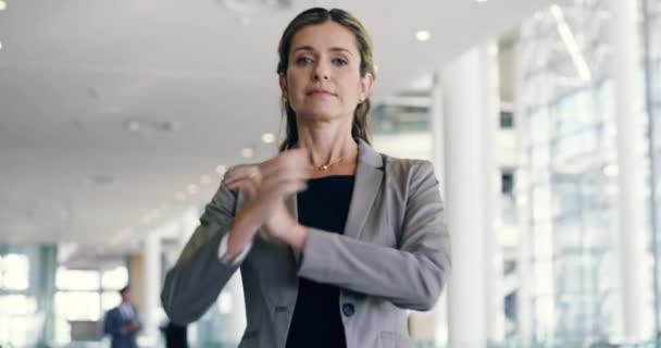 Corporate Woman Leader Ceo Arms Crossed Office Building Strong Leadership — Vídeos de Stock