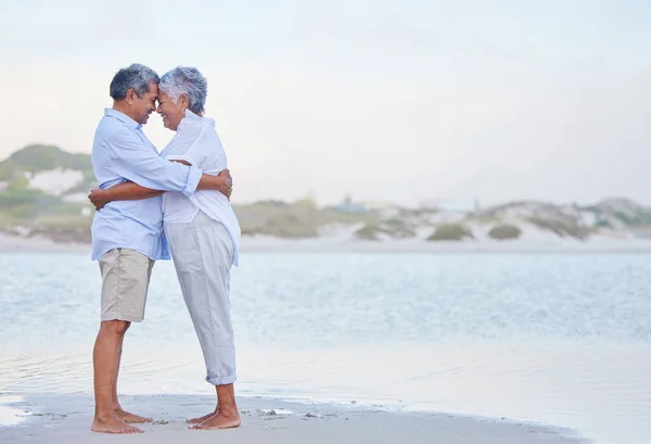 Senior Couple Retirement Beach Holiday Travel Vacation Sea Hug Love — Stock Fotó