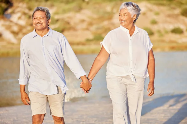 Beach Love Retirement Senior Couple Holding Hands Walking Sand Health — Stock Fotó