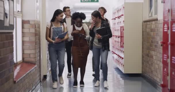 Students Friends Walking High School Hallway Classroom Books Support Study — Vídeo de stock