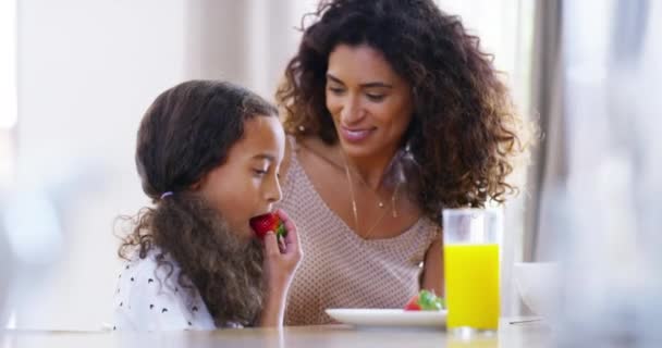 Family Breakfast Child Mother Eating Strawberry Fruit Together Hugging Kitchen — Stockvideo