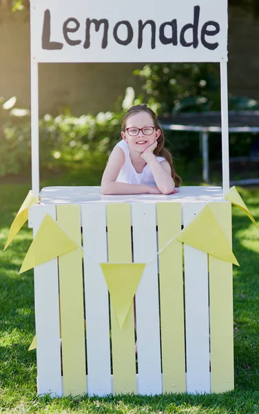 Summertime Perfect Setting Lemonade Stand Portrait Little Girl Selling Lemonade — Stock Photo, Image