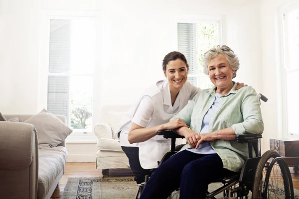 Support Smile Portrait Smiling Caregiver Senior Woman Wheelchair Home — Fotografia de Stock