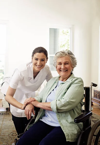 She Always Brings Smile Her Patients Portrait Smiling Caregiver Senior — Fotografia de Stock