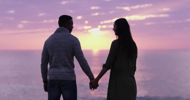 Happy Couple Silhouette Watching Sunset Beach Holding Hands Affection Love — Vídeo de Stock