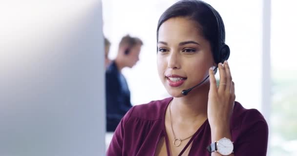 Call Center Agent Talking People Online Computer Giving Support Telemarketing — Stock video