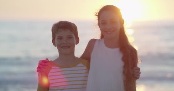 Діти Посмішкою Пляжі Під Час Заходу Сонця Щастям Сході Сонця — стокове відео