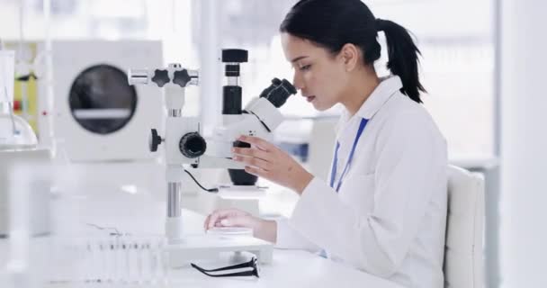 Science Innovation Research Woman Scientist Looking Microscope Medical Analysis Laboratory — Vídeos de Stock