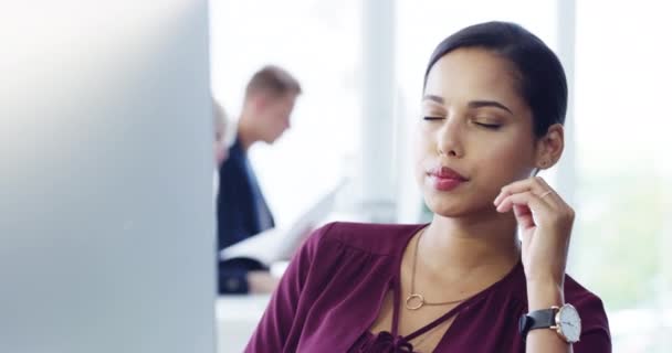 Headache Pain Burnout Latino Business Woman Working Computer Modern Corporate — Stock video