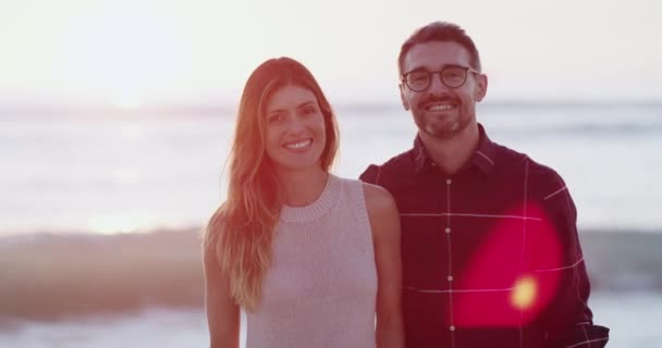 Beach Water Couple Sunset Portrait Relationship Anniversary Romantic Date Together — Αρχείο Βίντεο