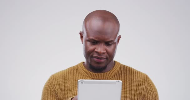 Black Man Digital Tablet Networking Social Media Internet App Studio — Vídeo de stock