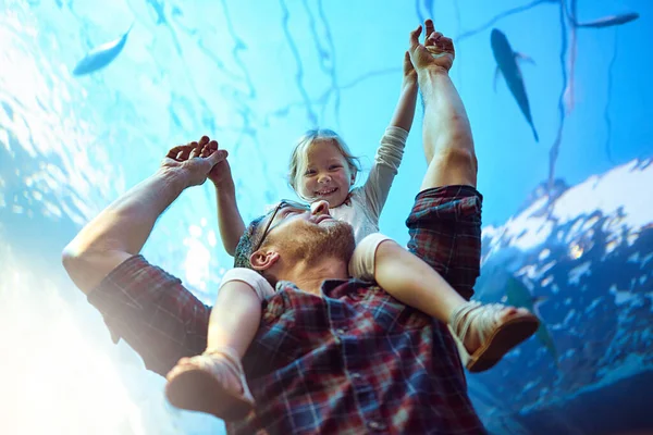 Getting Close Personal Sea Father His Little Daughter Looking Exhibit — Stockfoto