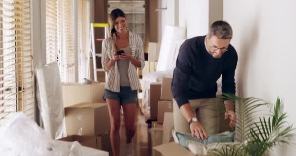 Couple Taking Selfie Phone New House Moving Real Estate Home — Vídeo de Stock