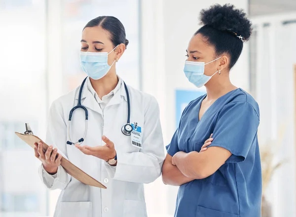 Doctor Nurse Reading Medical Information Paperwork Mask Safety Covid Corona — Fotografia de Stock