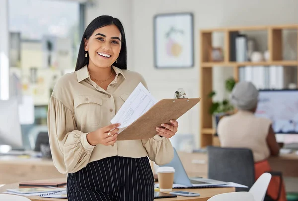 Review Contract Report Business Woman Holding Clipboard Paperwork Her Office — Stok fotoğraf