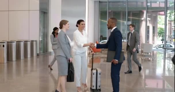Рукопожатие Деловые Поездки Поездки Аэропорт Корпоративных Рабочих Встреч Приветствия Приветствия — стоковое видео