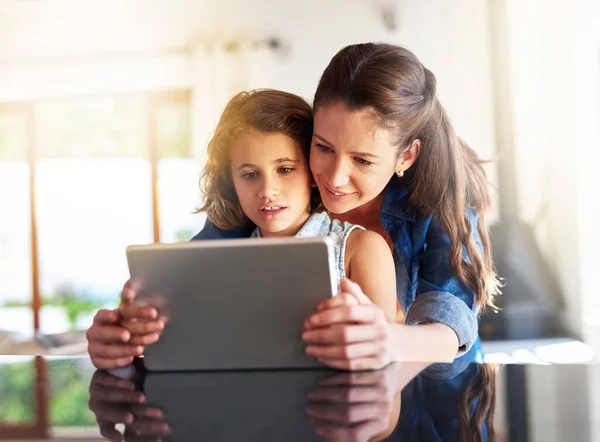 Wonders World Wide Web Mother Daughter Using Digital Tablet Home — Stock fotografie