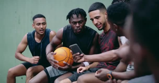 Basketball Friends Phone Social Media Group Sports Men Relaxing Game — Vídeo de stock