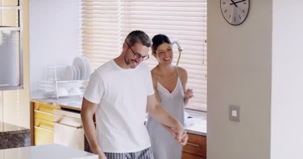 Happy Love Dance Couple Kitchen Home Apartment Morning Natural Married — Vídeo de stock