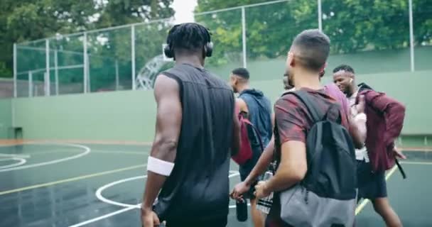 Захоплена Команда Баскетболістів Або Чоловіки Вітаються Рукостисканням Готуючись Гри Матчу — стокове відео