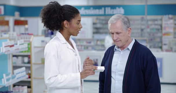 Здравоохранение Медик Фармацевт Помогают Клиенту Аптечном Магазине Найти Лечение Лекарство — стоковое видео