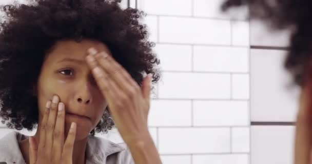 Skincare Beauty Black Woman Bathroom Mirror Doing Cosmetic Facial Cream — Vídeos de Stock