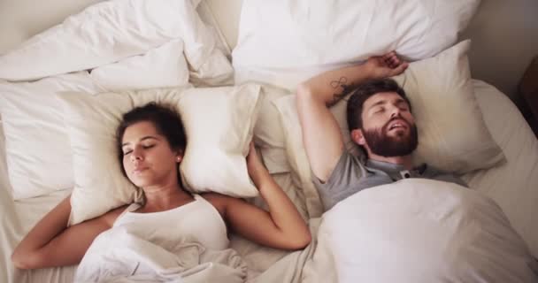 Noise Sleeping Snoring Husband Frustrated Wife Bed Annoyed Uncomfortable Young — Vídeo de Stock