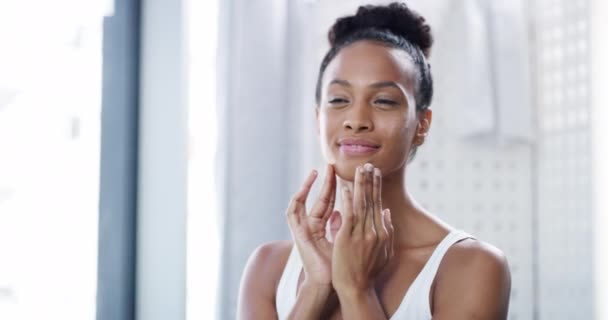 Skincare Face Cosmetic Cream Black Woman Using Facial Beauty Products — Vídeo de Stock